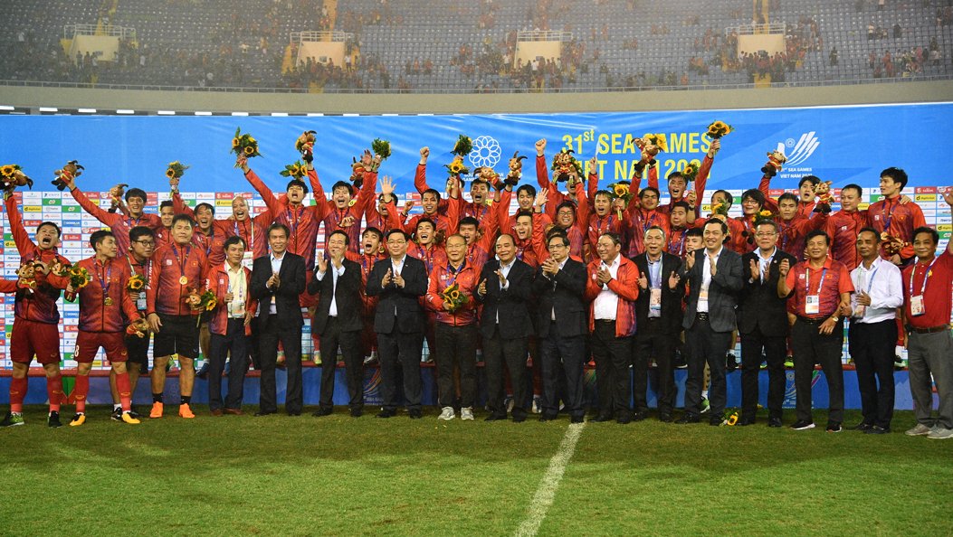 Các đồng chí lãnh đạo Đảng, Nhà nước, Quốc hội chụp ảnh lưu niệm với đội tuyển bóng đá nam U23 Việt Nam